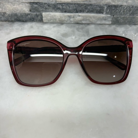 Salvatore Ferragamo Sunglasses NEW - Picture 10 of 10